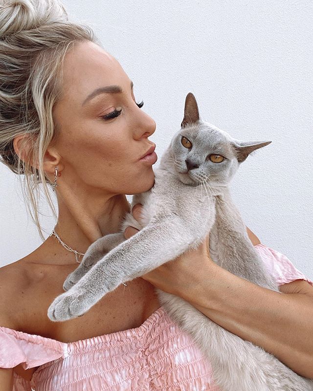 He doesn’t look impressed 😂🐱...